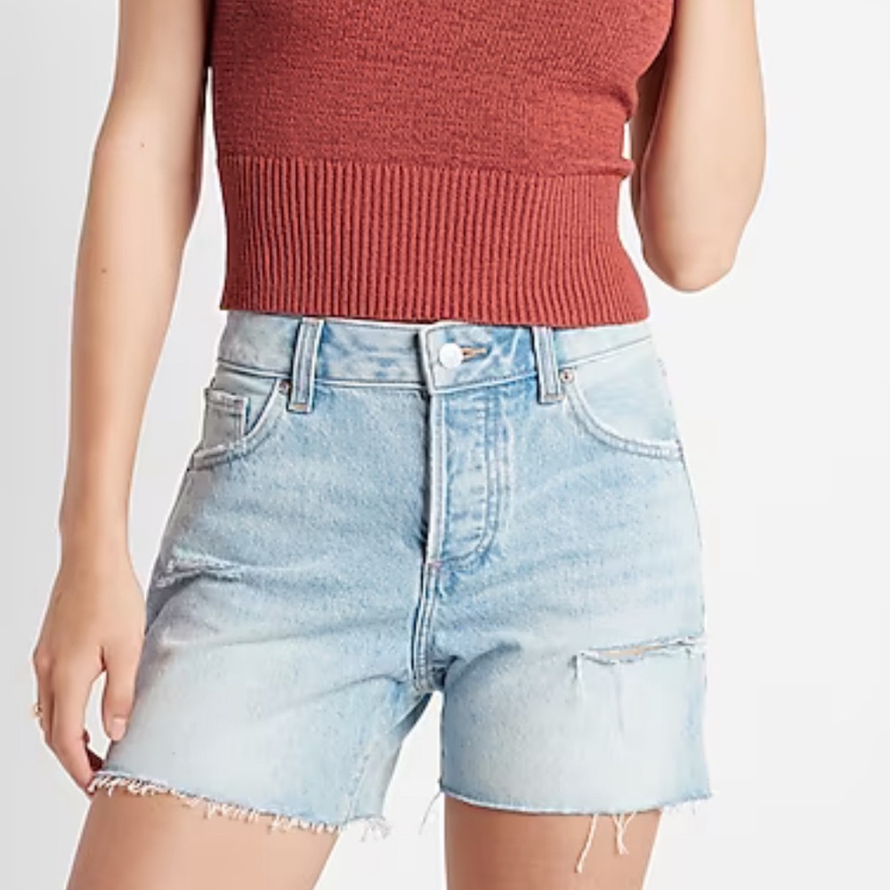 NWT MID RISE COVERED BUTTON FLY BOYFRIEND JEAN SHORTS